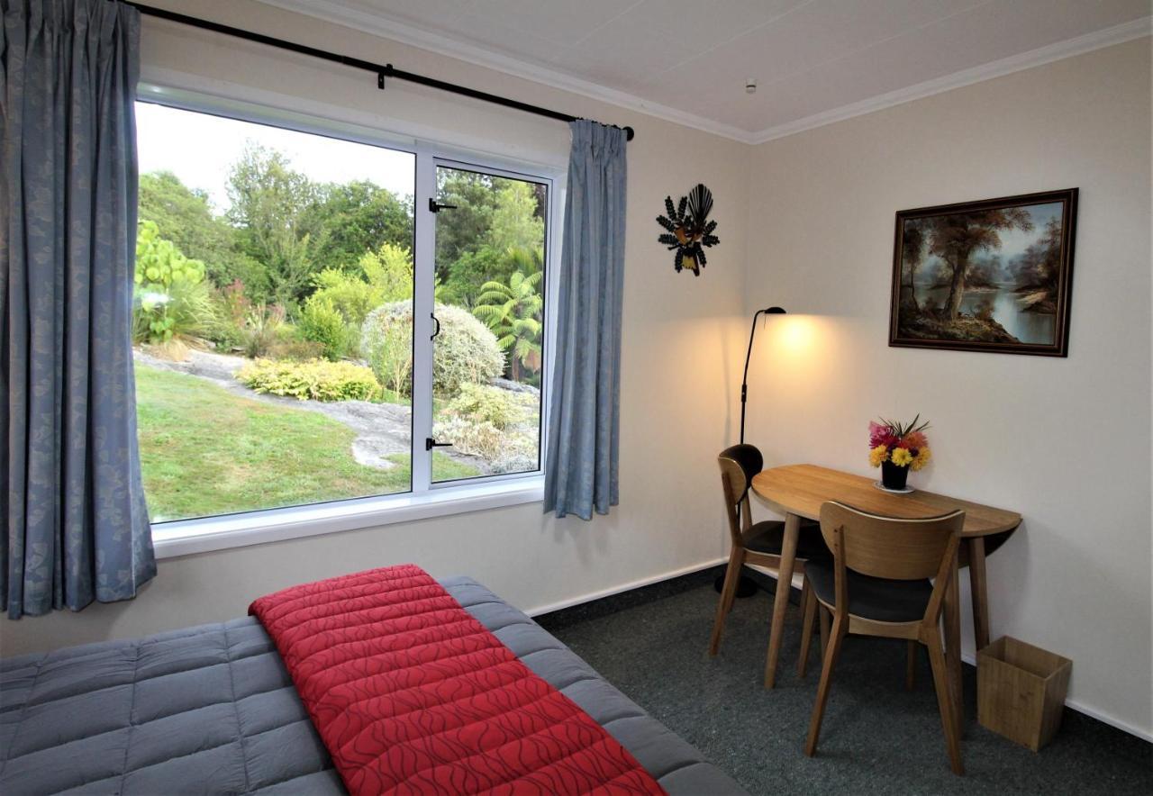 Labyrinth Gardens Guest House 塔卡卡 外观 照片
